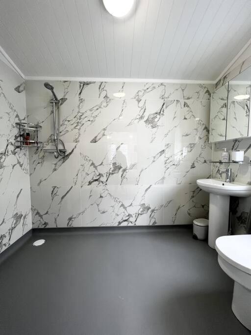 Diddly Squat Lodge With Hot Tub, Pendle View Holiday Park كليثروي المظهر الخارجي الصورة