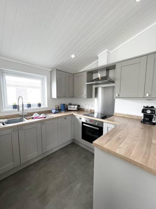 Diddly Squat Lodge With Hot Tub, Pendle View Holiday Park كليثروي المظهر الخارجي الصورة