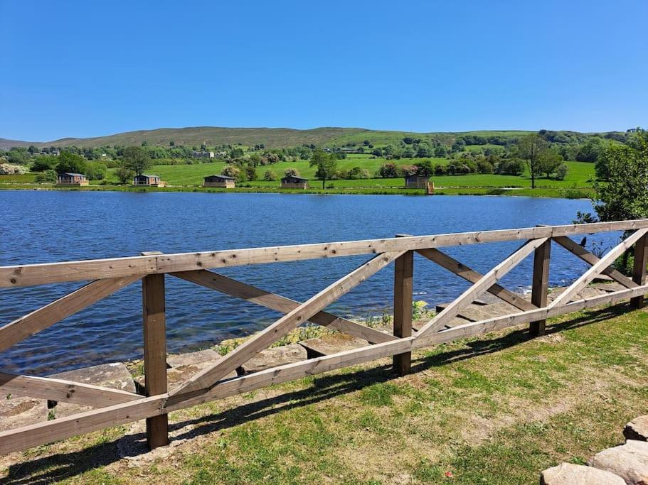 Diddly Squat Lodge With Hot Tub, Pendle View Holiday Park كليثروي المظهر الخارجي الصورة