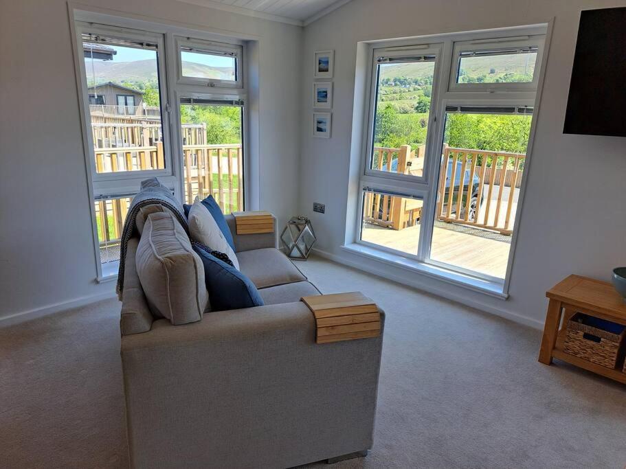 Diddly Squat Lodge With Hot Tub, Pendle View Holiday Park كليثروي المظهر الخارجي الصورة