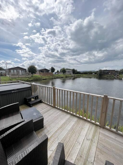 Diddly Squat Lodge With Hot Tub, Pendle View Holiday Park كليثروي المظهر الخارجي الصورة