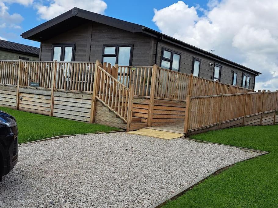 Diddly Squat Lodge With Hot Tub, Pendle View Holiday Park كليثروي المظهر الخارجي الصورة