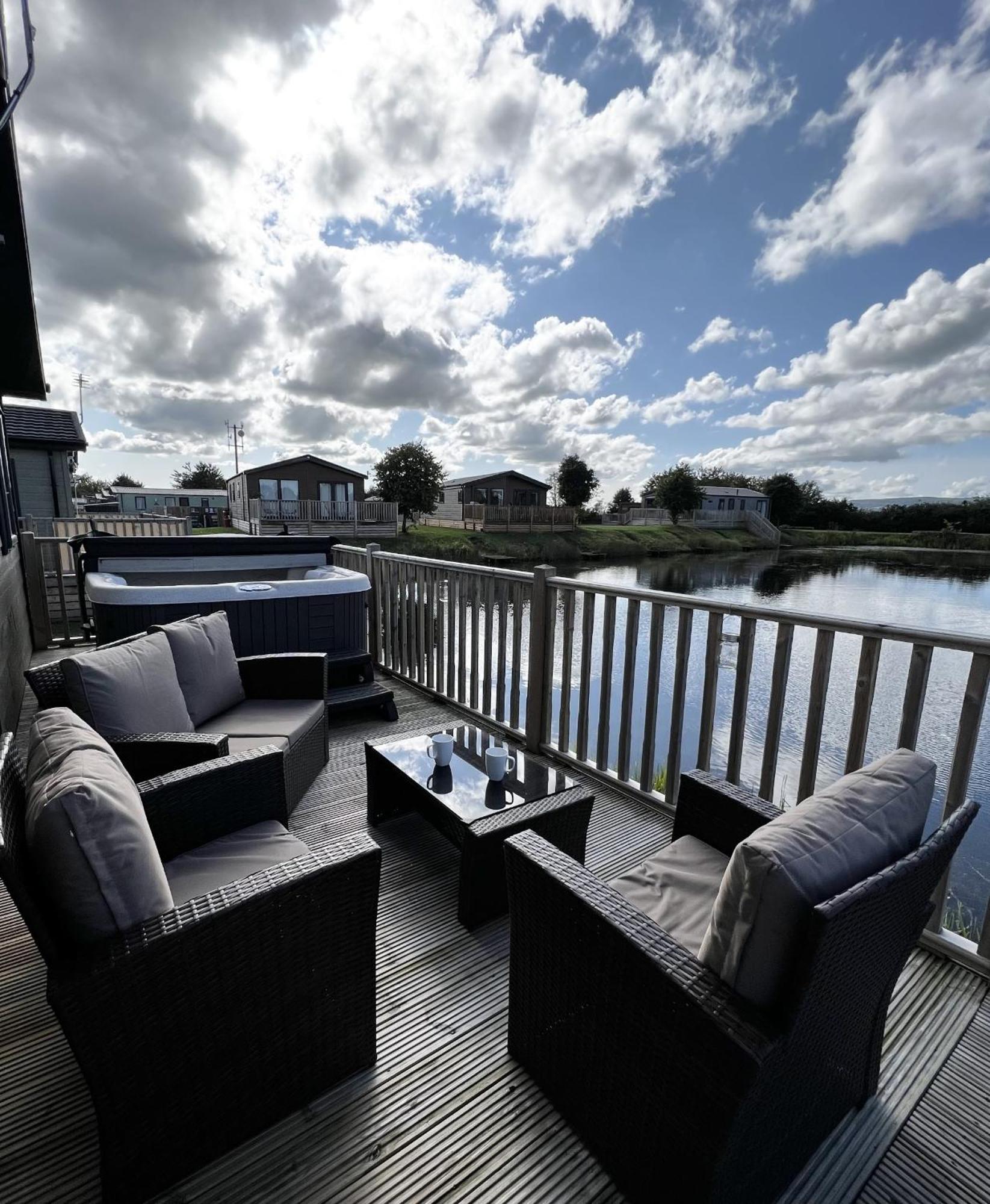 Diddly Squat Lodge With Hot Tub, Pendle View Holiday Park كليثروي المظهر الخارجي الصورة